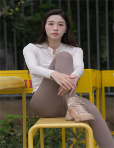 湖边的少女